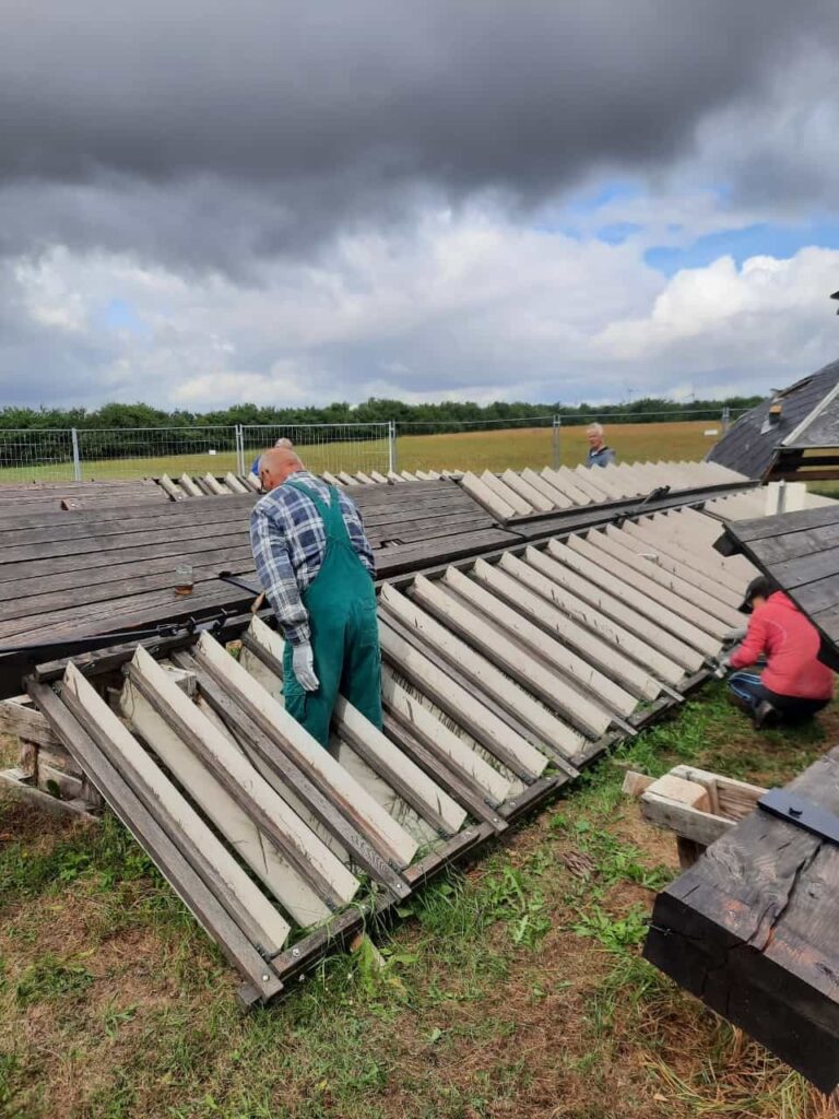 Vereinsmitglied bei Wartungsarbeiten an der Solaranlage