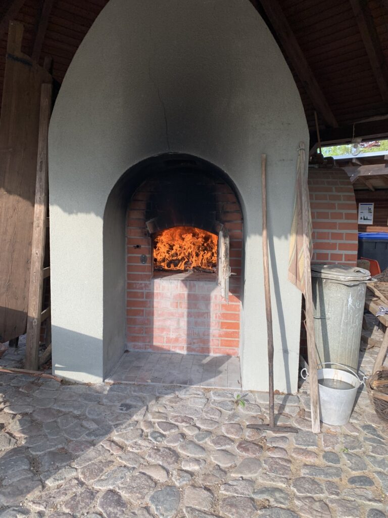 Historischer Backofen mit brennendem Feuer