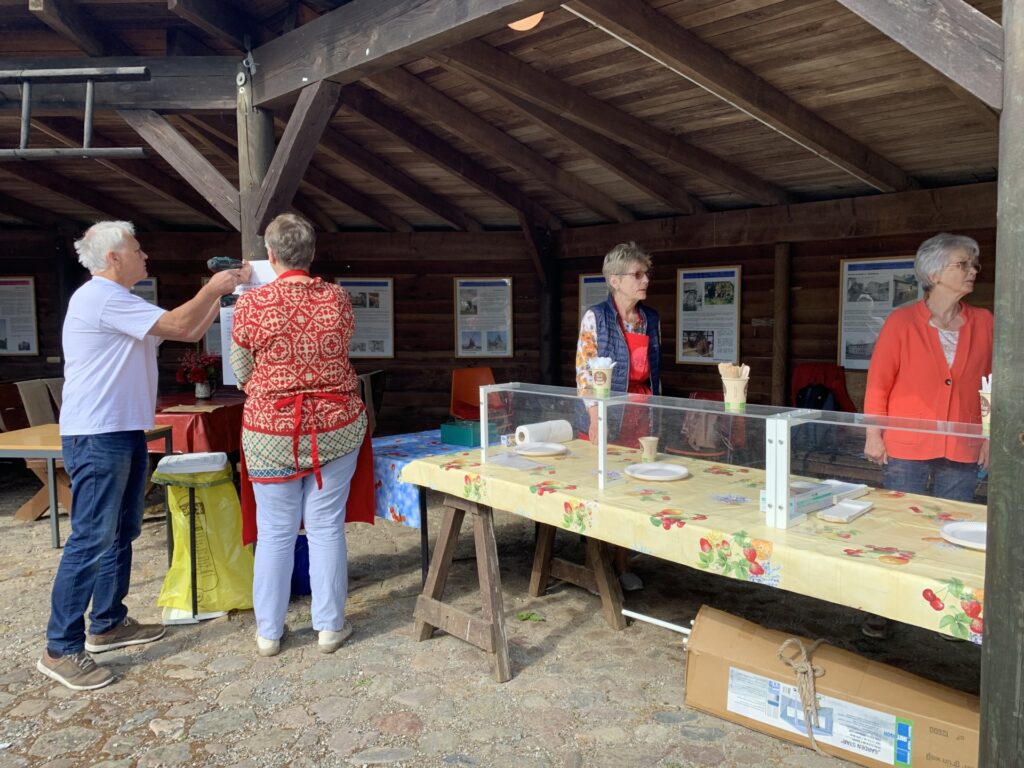 Verkaufsstand mit selbstgemachten Produkten in der Mühlenscheune
