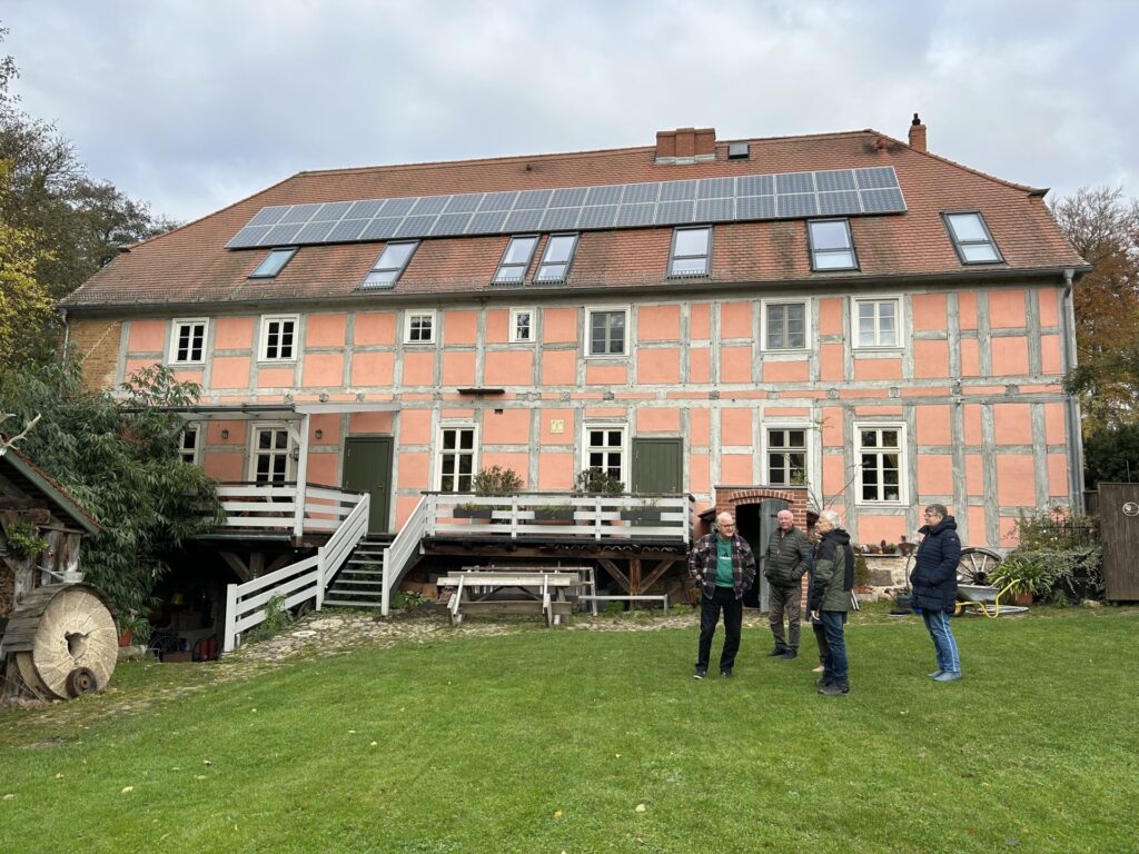 Historisches Fachwerkhaus mit Solaranlage auf dem Mühlengelände