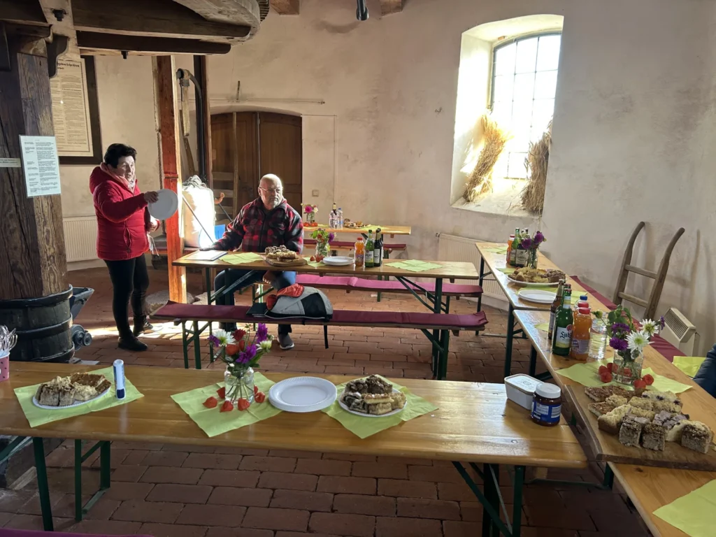 Erntedankfest-Tafel mit Vereinsmitgliedern in der Mühle