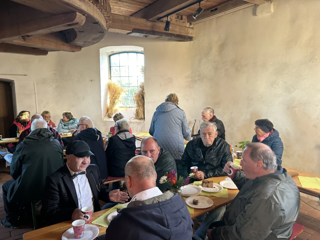 Gemeinsames Essen der Vereinsmitglieder in historischem Gemäuer