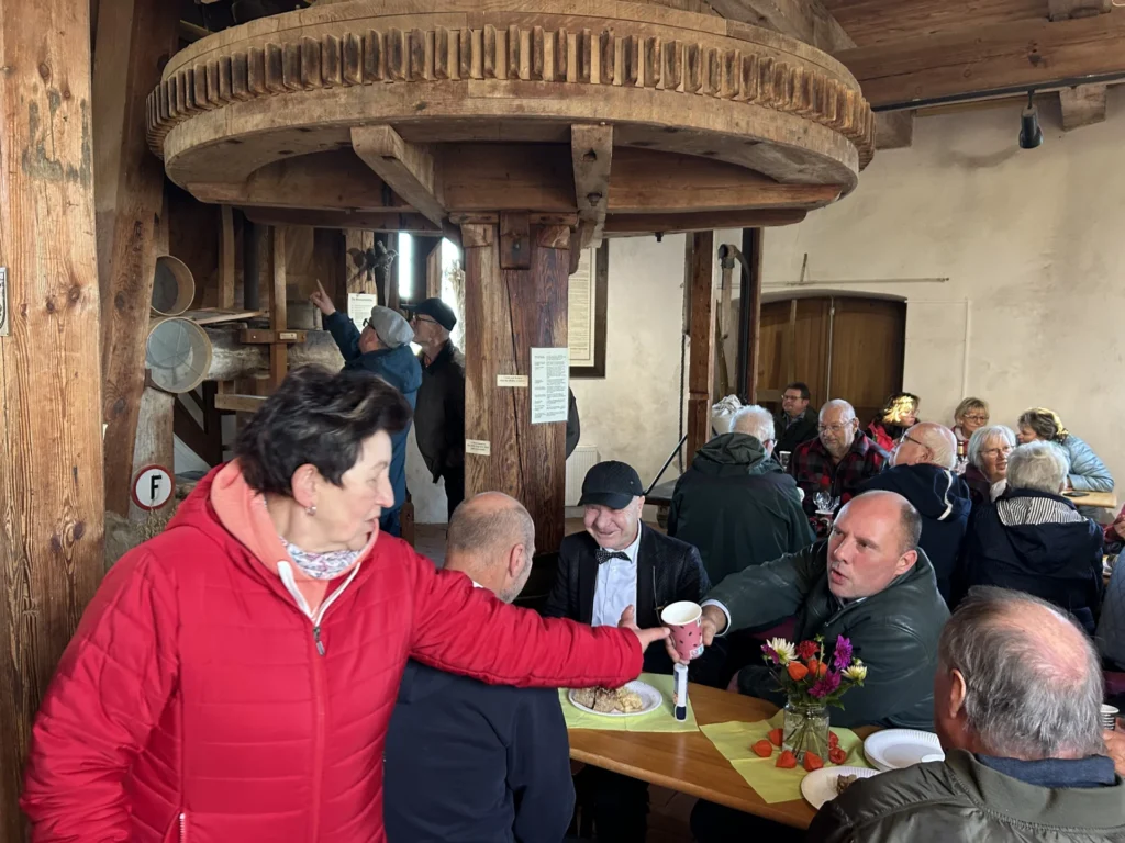 Feierliches Anstoßen der Vereinsmitglieder in der Mühlenscheune