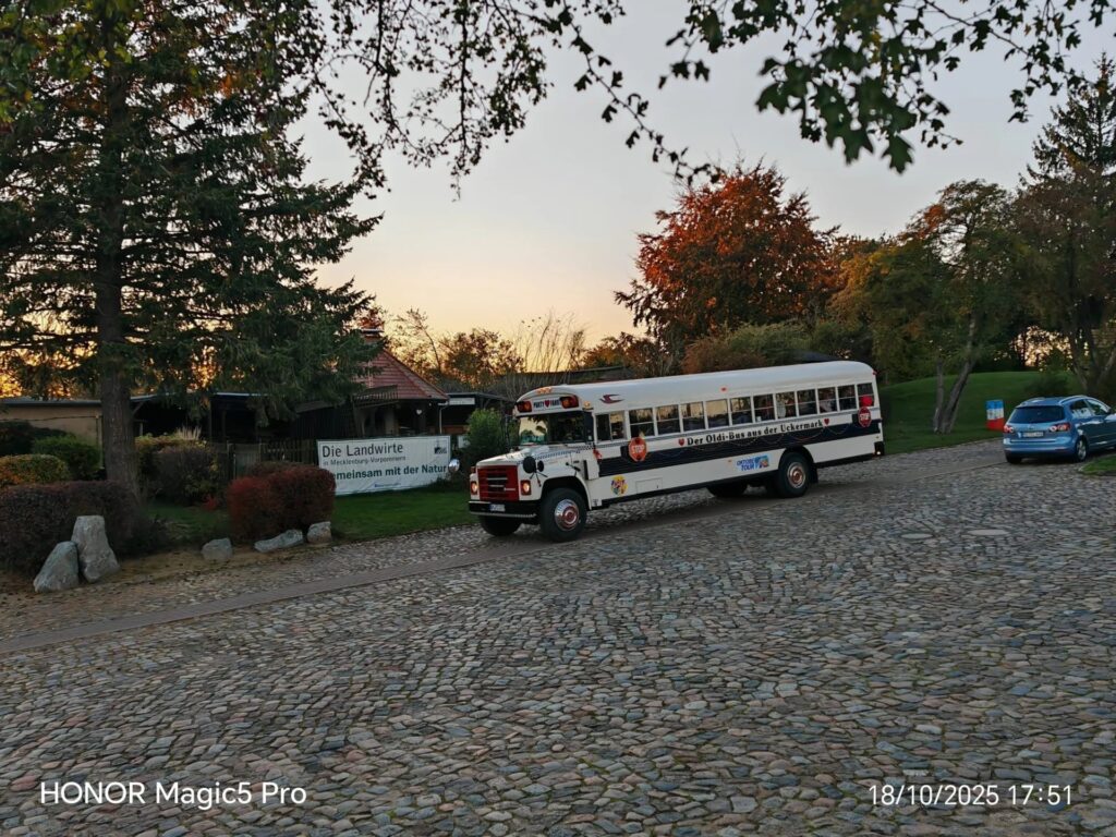 Ausflugsbus vor der Mühle am Abend