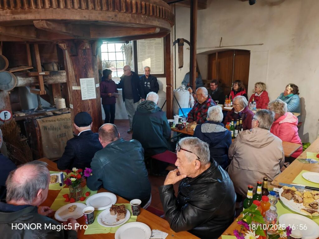 Gäste beim Beisammensein in der historischen Mühlenscheune