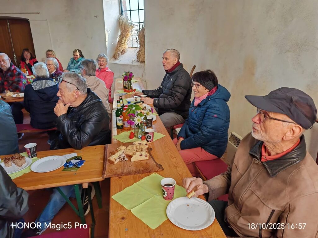 Vereinsmitglieder beim gemeinsamen Essen im Freien