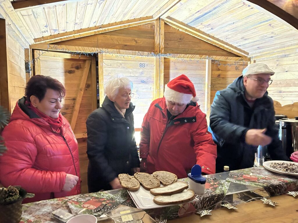 Verkaufsstand mit frisch gebackenem Brot beim Mühlenfest