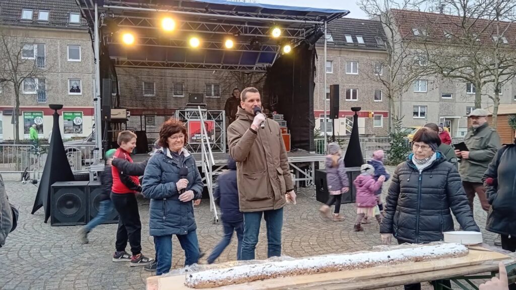 Ansprache auf der Bühne bei einem Vereinsfest am Abend