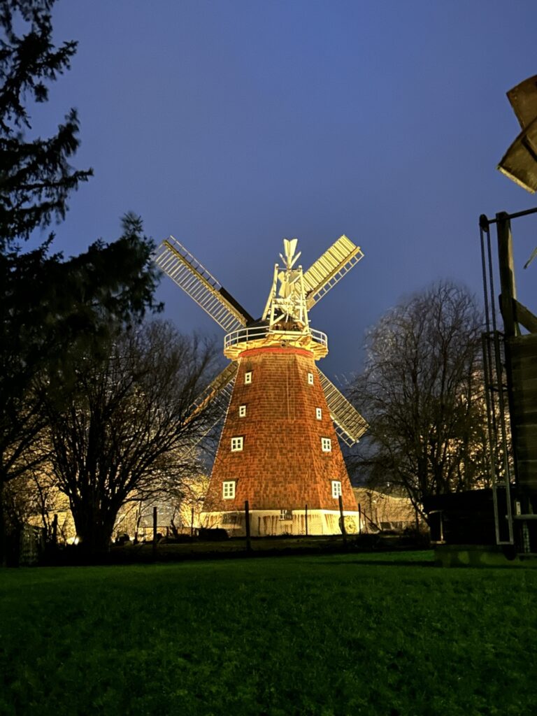 Die beleuchtete Windmühle am Abend