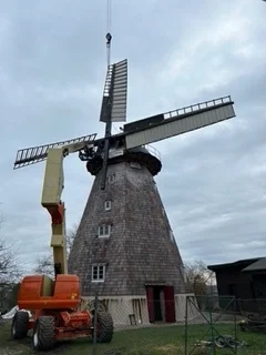 Windmühle während Restaurierungsarbeiten mit Hebebühne
