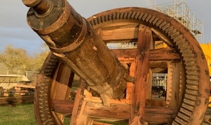 Nahaufnahme des hölzernen Kammrads einer Windmühle