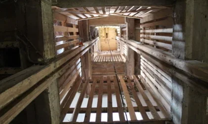 Blick durch den hölzernen Innengang der Mühle