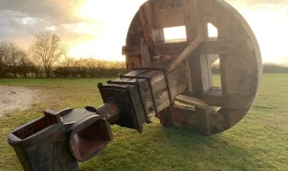 Nahaufnahme der Flügelnabe einer Windmühle bei Sonnenuntergang